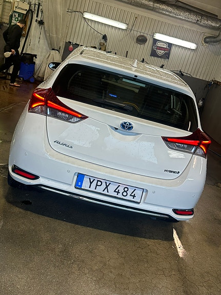Toyota Auris 2 of 6