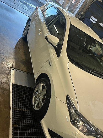 Toyota Auris 3 of 6