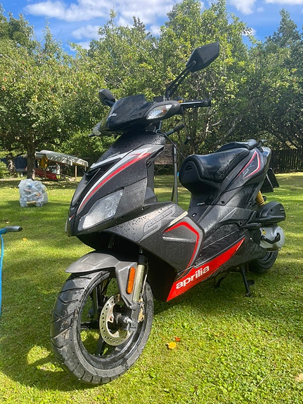 Aprilia SR 50 R 2 of 8