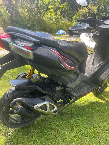 Aprilia SR 50 R 4 of 8