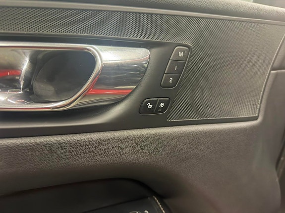 Volvo XC60 12 of 16