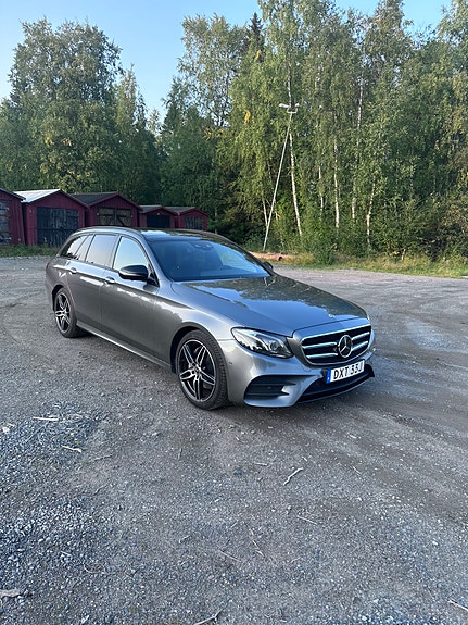 Mercedes-Benz E220 2 of 8
