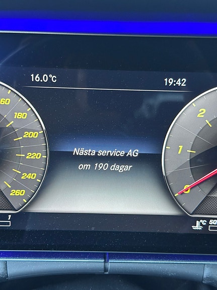Mercedes-Benz E220 8 of 8
