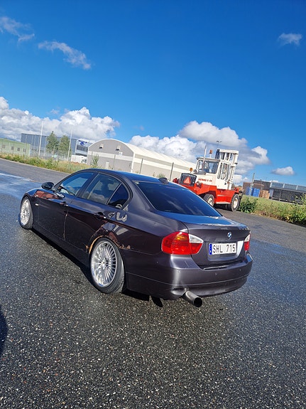 BMW 320d 4 of 6