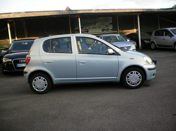 Toyota Yaris 4 of 11