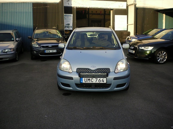 Toyota Yaris 3 of 11