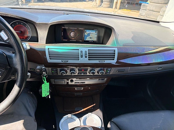 BMW 750Li 12 of 30