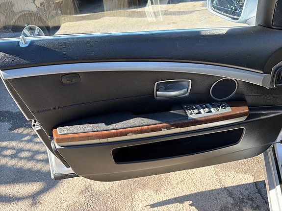BMW 750Li 22 of 30