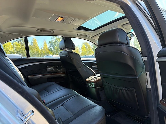 BMW 750Li 24 of 30