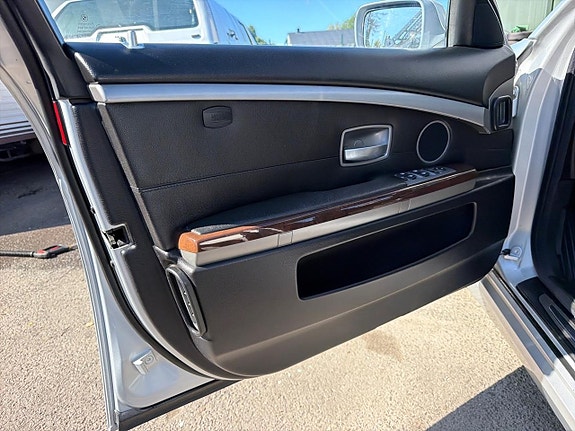 BMW 750Li 27 of 30