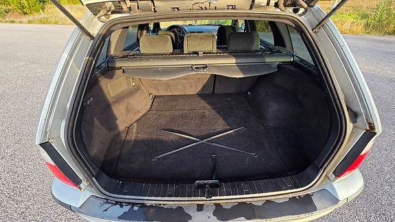 BMW 320i 9 of 17