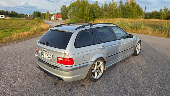 BMW 320i 2 of 17