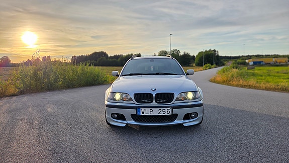 BMW 320i 4 of 17