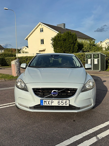 Volvo V40 2 of 15