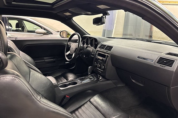 Dodge Challenger 8 of 12