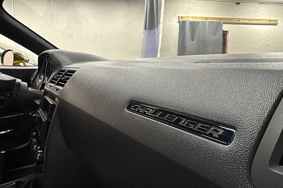 Dodge Challenger 10 of 12