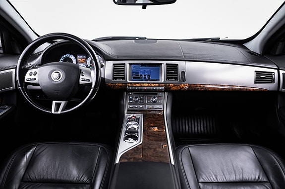 Jaguar XF 16 of 30