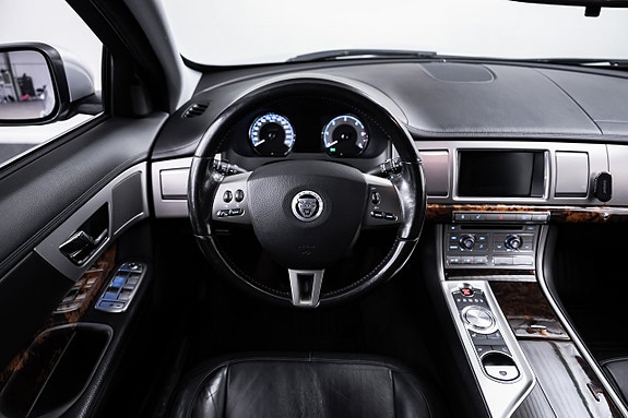 Jaguar XF 17 of 30
