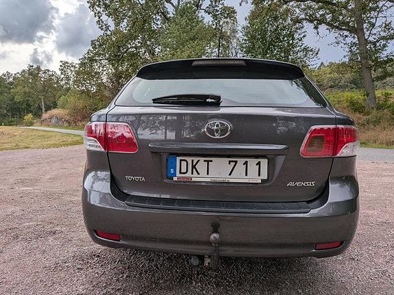 Toyota Avensis 2 of 6