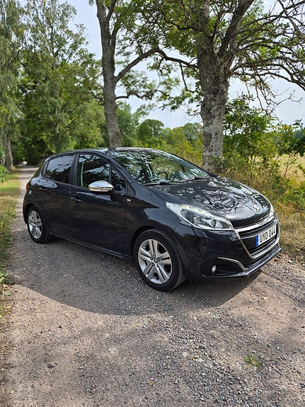 Peugeot 208 2 of 12