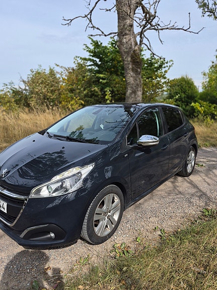 Peugeot 208 3 of 12