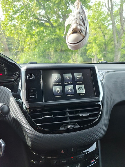 Peugeot 208 8 of 12