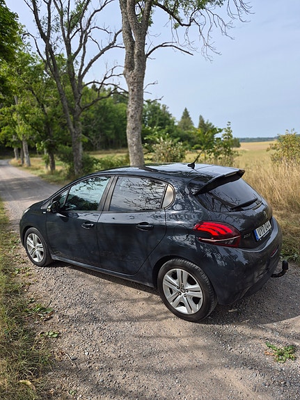 Peugeot 208 4 of 12