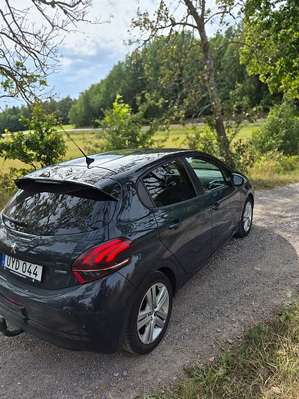 Peugeot 208 5 of 12