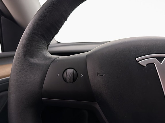 Tesla Model Y 18 of 29