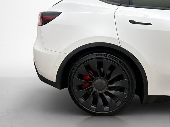 Tesla Model Y 28 of 29