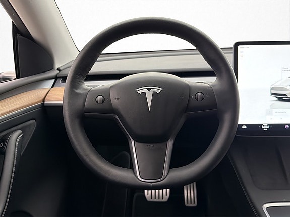 Tesla Model Y 11 of 29