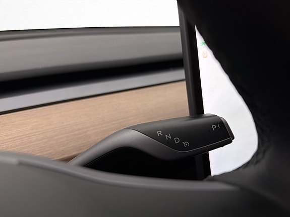 Tesla Model Y 25 of 29