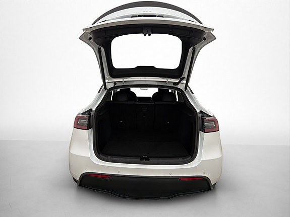 Tesla Model Y 9 of 29