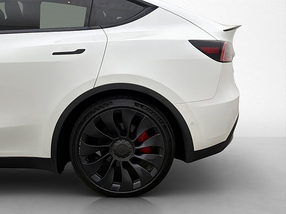 Tesla Model Y 27 of 29