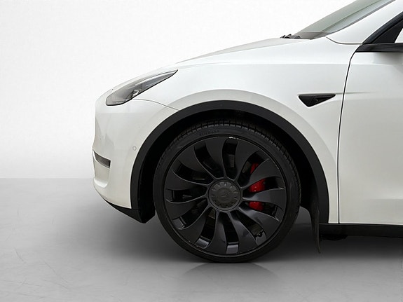 Tesla Model Y 26 of 29