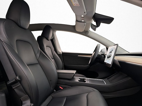 Tesla Model Y 10 of 29