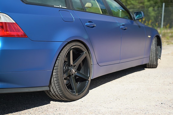 BMW 525i 3 of 5