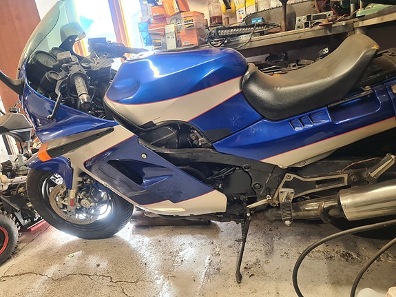 Kawasaki GPZ 1000 Och  ZX 900 Streetfighter 2 of 5