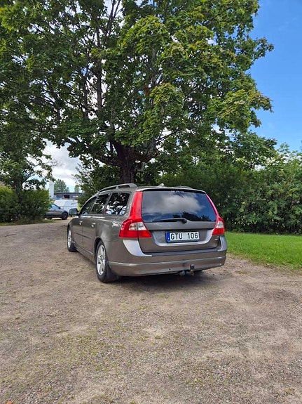 Volvo V70 2 of 10