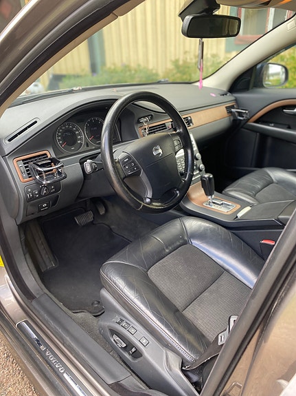 Volvo V70 3 of 10