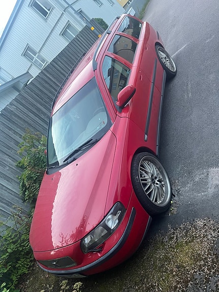 Volvo V70 2 of 3