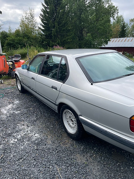 BMW 740iL 3 of 9