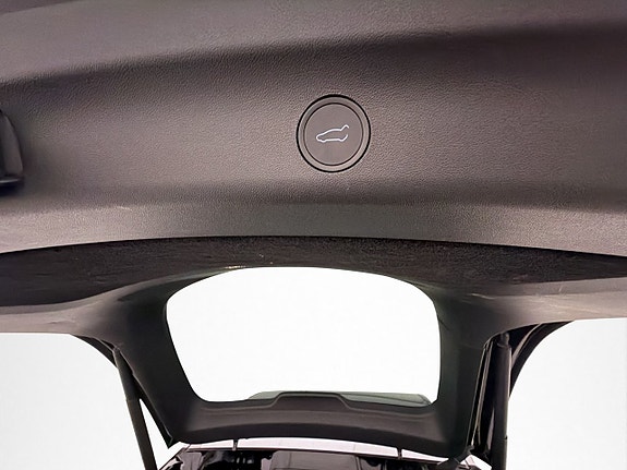 Tesla Model Y 28 of 29