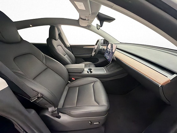 Tesla Model Y 13 of 29