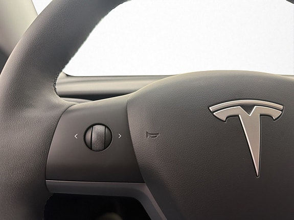 Tesla Model Y 17 of 29