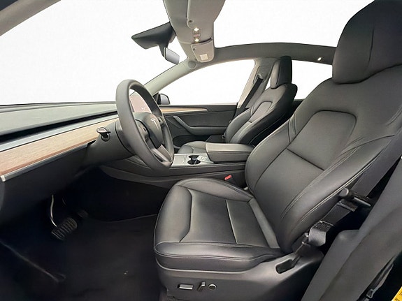 Tesla Model Y 10 of 29