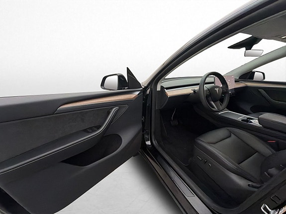 Tesla Model Y 9 of 29