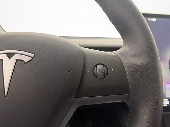Tesla Model Y 18 of 29