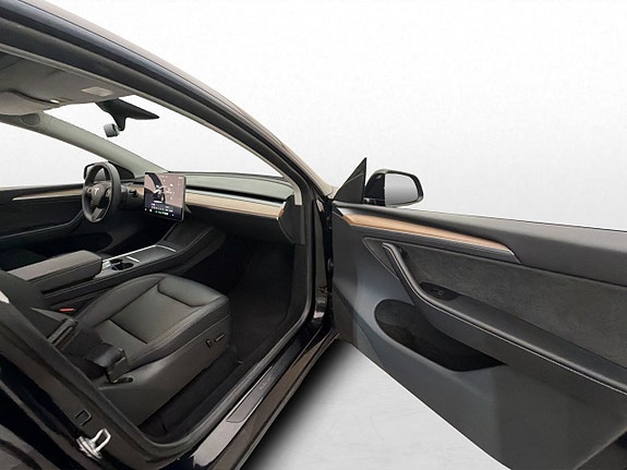 Tesla Model Y 14 of 29