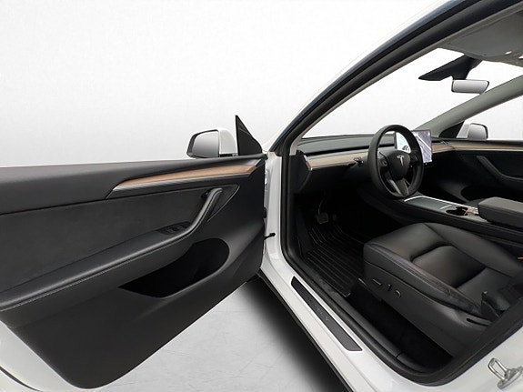 Tesla Model Y 9 of 28